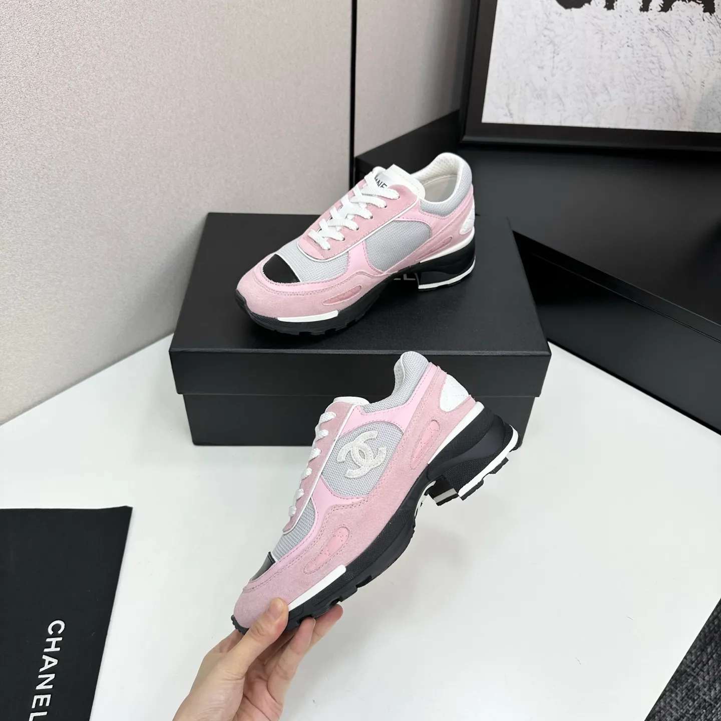 👟👟Ex-factory price 640👟👟Chanel Panda Shoes! 2025 counter's top casual sports shoes. This classic design; the upper is electro-embroidered with a variety of techniques; the outsole is fashionable and sporty; the unusual inclusion of a variety of color matching elements... The diversified mix and match is very good-looking and versatile, and can be used for leisure, fashion, sports, and outdoor... ꫛꫀꪝ Go➫ Materials: ❶Upper made of: original imported first-layer silk cowhide + original waterproof cloth + original first-layer cowhide ❷Inner lining: Original Yangli+wang ❸ Outsole based on: Original TPU combination outsole Counter boutique packaging complete set for women 35–41